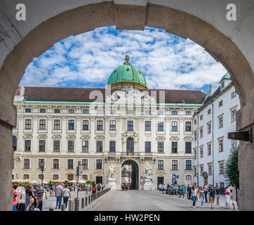 Austria, Vienna, il Palazzo Imperiale Hofburg, view all'interno di piazza Castello con St. Michael's Gate e la cancelleria imperiale Foto Stock