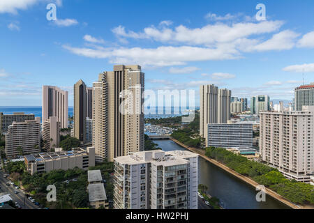 La città di Honolulu e vista oceano con canale Ala Wai e Boat Harbour Foto Stock