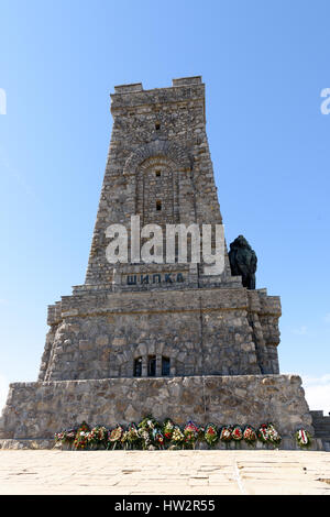 Shipka monumento della libertà sul picco di Stoletov vicino a Shipka pass, Bulgaria - monumento in memoria di coloro che sono morti per la liberazione della Bulgaria Foto Stock