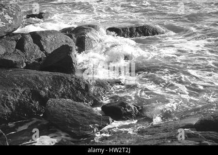 Rochers battus par les vagues . Foto Stock