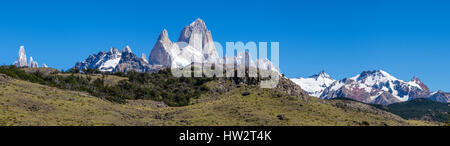 Panorama di Fitz Roy e Cerreo Torre, visto da via a Viewpoint Loma del Pliegue Tumbado, El Chalten, parco nazionale Los Glaciares, Patagonia, Foto Stock