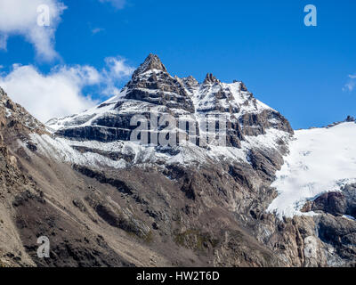 Picco in prossimità Fitz Roy mountain visto dal lago a Mirador Laguna de los Tres,parco nazionale Los Glaciares, Patagonia, Argentinia Foto Stock