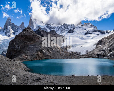 Il lago a Mirador Laguna de los Tres, al di sotto del Fitz Roy mountain range, Fitz Roy nascosti nelle nuvole, parco nazionale Los Glaciares, Patagonia, Argentinia Foto Stock