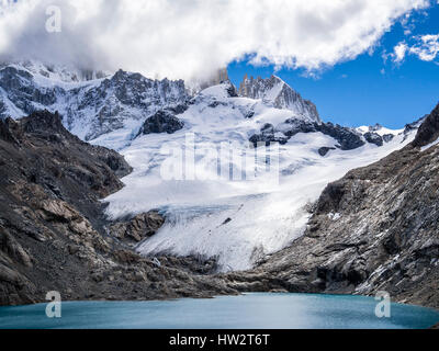 Il lago a Mirador Laguna de los Tres, al di sotto del Fitz Roy mountain range, Fitz Roy nascosti nelle nuvole, parco nazionale Los Glaciares, Patagonia, Argentinia Foto Stock