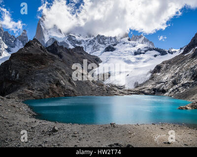 Il lago a Mirador Laguna de los Tres, al di sotto del Fitz Roy mountain range, Fitz Roy nascosti nelle nuvole, parco nazionale Los Glaciares, Patagonia, Argentinia Foto Stock