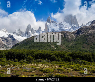 Vista verso la famosa Fitz Roy mountain range, percorso sulla collina in mezzo conduce sulla ripida via a Mirador Laguna de los Tres, El Chalten, Los Glaciares Nati Foto Stock