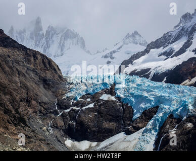 Ghiacciaio PIEDRAS BLANCAS, visto dal punto di vista su escursione da Hosteria El Pilar a Laguna de los Tres, El Chalten, parco nazionale Los Glaciares, Patagonia, Foto Stock