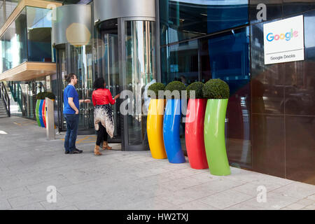 Persone che entrano google docks montevetro building a Dublino Repubblica di Irlanda Foto Stock