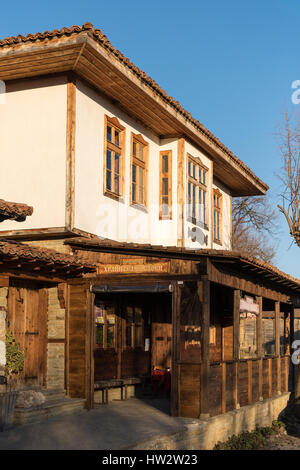 Casa Tradizionale Zheravna, Bulgaria con un negozio di prodotti lattiero-caseari in primo piano Foto Stock