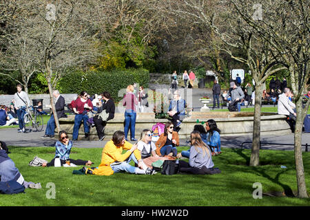 Le persone aventi il pranzo all'aperto su una soleggiata giornata di primavera in st stephens green park city center Dublino Repubblica di Irlanda Foto Stock