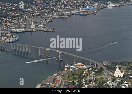 Una vista estiva del ponte a Tromsø, Norvegia Foto Stock