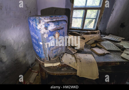 Old letter box in Post Office building in Krasne, uno dei villaggi abbandonati della centrale nucleare di Cernobyl Zona di alienazione, Ucraina Foto Stock