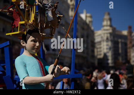 Valencia, Spagna. 16 Mar, 2017. Dettaglio della falla Infantil del Municipio durante la seconda giornata del festival Las Fallas. Il Fallas Festival, che corre dal 15 marzo fino al 19 marzo celebra l'arrivo della primavera con fuochi d'artificio, feste e falò realizzati dai grandi marionette denominato Ninots. Credito: David Aliaga/Pacific Press/Alamy Live News Foto Stock