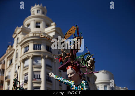 Valencia, Spagna. 16 Mar, 2017. Dettaglio della falla Infantil del Municipio durante la seconda giornata del festival Las Fallas. Il Fallas Festival, che corre dal 15 marzo fino al 19 marzo celebra l'arrivo della primavera con fuochi d'artificio, feste e falò realizzati dai grandi marionette denominato Ninots. Credito: David Aliaga/Pacific Press/Alamy Live News Foto Stock