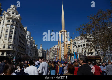 Valencia, Spagna. 16 Mar, 2017. La gente visita la falla del Municipio durante la seconda giornata del festival Las Fallas. Il Fallas Festival, che corre dal 15 marzo fino al 19 marzo celebra l'arrivo della primavera con fuochi d'artificio, feste e falò realizzati dai grandi marionette denominato Ninots. Credito: David Aliaga/Pacific Press/Alamy Live News Foto Stock