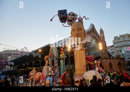 Valencia, Spagna. 16 Mar, 2017. Vista generale della falla Mercado de Colon durante la seconda giornata del festival Las Fallas. Il Fallas Festival, che corre dal 15 marzo fino al 19 marzo celebra l'arrivo della primavera con fuochi d'artificio, feste e falò realizzati dai grandi marionette denominato Ninots. Credito: David Aliaga/Pacific Press/Alamy Live News Foto Stock