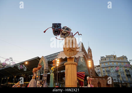 Valencia, Spagna. 16 Mar, 2017. Vista generale della falla Mercado de Colon durante la seconda giornata del festival Las Fallas. Il Fallas Festival, che corre dal 15 marzo fino al 19 marzo celebra l'arrivo della primavera con fuochi d'artificio, feste e falò realizzati dai grandi marionette denominato Ninots. Credito: David Aliaga/Pacific Press/Alamy Live News Foto Stock