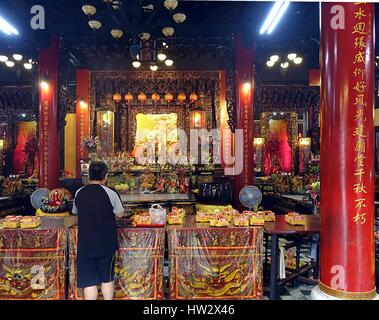 KAOHSIUNG, Taiwan -- Agosto 15, 2015: un uomo prega all altare del tempio Sanfeng, che è uno dei più antichi templi in Kaohsiung, risalente a 300 Foto Stock