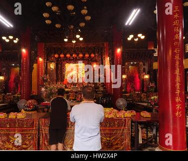 KAOHSIUNG, Taiwan -- Agosto 15, 2015: due uomini pregare davanti all altare del tempio Sanfeng, che è uno dei più antichi templi in Kaohsiung, risalente 30 Foto Stock