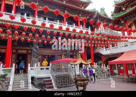 KAOHSIUNG, Taiwan -- Agosto 15, 2015: una vista del cortile del tempio Sanfeng, che è uno dei più antichi templi in Kaohsiung, risalente a 300 Foto Stock