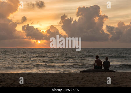 Guardare il tramonto su Bang Tao Beach, Phuket, Tailandia Foto Stock