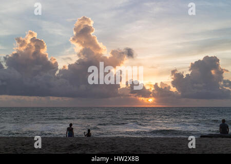 Guardare il tramonto su Bang Tao Beach, Phuket, Tailandia Foto Stock