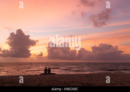 Guardare il tramonto su Bang Tao Beach, Phuket, Tailandia Foto Stock