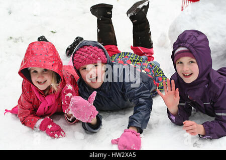 I bambini che giocano sulla neve, Dublino, Irlanda Bimbo bimba gioia divertimento, concetto infanzia felice, divertimento invernale Foto Stock