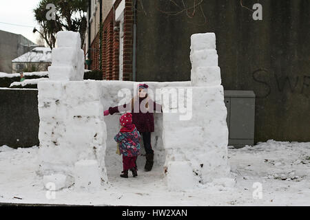 Bambini che giocano in una neve in casa casa / igloo, Dublino, Irlanda Foto Stock