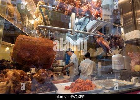 Hong Kong Regione amministrativa speciale di Hong Kong - 26 Gennaio 2017: Arrosti di anatre e altri cibi arrosto visualizzato nella vetrina del negozio di Hong Kong. Foto Stock