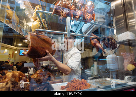 Hong Kong Regione amministrativa speciale di Hong Kong - 26 Gennaio 2017: Arrosti di anatre e altri cibi arrosto visualizzato nella vetrina del negozio di Hong Kong. Foto Stock