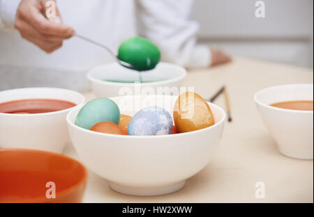 Donna preparare le uova di Pasqua Foto Stock