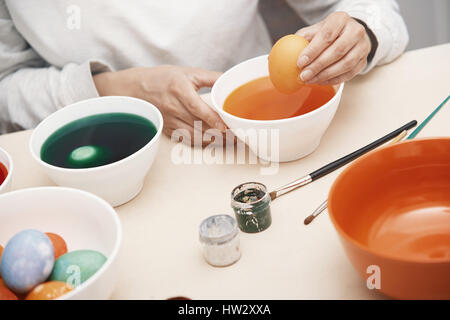 Donna preparare le uova di Pasqua Foto Stock