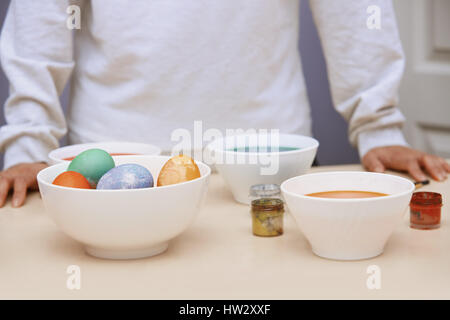 Donna preparare le uova di Pasqua Foto Stock