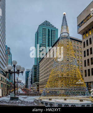 Illuminato albero di Natale nel centro cittadino di Montreal - Quebec, Canada Foto Stock