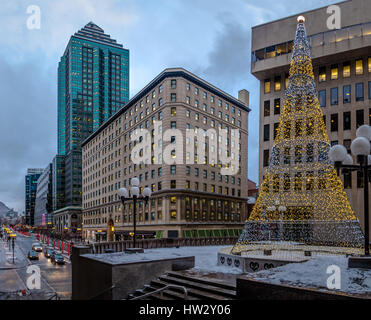 Illuminato albero di Natale nel centro cittadino di Montreal - Quebec, Canada Foto Stock