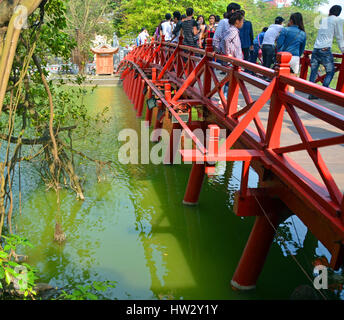 Hanoi, Vietnam - Aprile 12, 2015: turisti sul Ponte rosso di oltre il lago di Hoan Kiem nel centro di Hanoi, Vietnam. Foto Stock