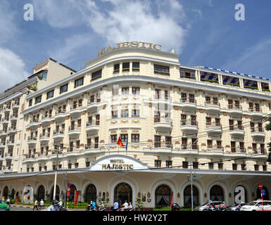 La città di Ho Chi Minh, Vietnam - Giugno 10, 2011: l'ingresso al centro storico e splendidamente restaurato il lusso Majestic Hotel in Dong Khoi Street, a Saigon. Foto Stock