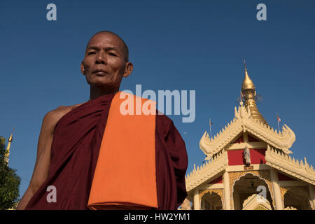 Un monaco buddista all'ingresso del Maha Wizaya Pagoda di Yangon, Regione di Yangon, Myanmar Foto Stock