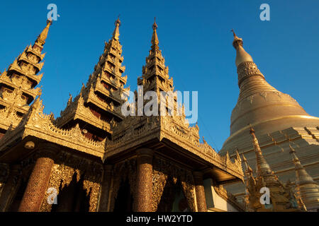 Close-up di guglie e stupa dorato sul Shwedagon pagoda in Yangon, Regione di Yangon, Myanmar Foto Stock