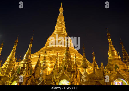 Un tempo di notte scena della Shwedagon pagoda in Yangon, Regione di Yangon, Myanmar Foto Stock