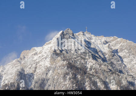 Cima della montagna con la neve in inverno con Caraiman cross in rumeno dei Carpazi montagne di Bucegi Foto Stock