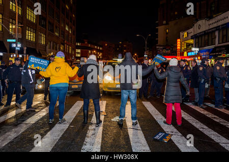 New York, Stati Uniti. 16 Mar, 2017. Una coalizione cittadine di fede leader terrà un rally a Washington Square Park, seguita da marzo a 201 Varick St, dove dieci membri del clero e laici 15-leader si è inginocchiato in preghiera di fronte all'immigrazione e la dogana e mi hanno arrestato per il blocco del traffico in un atto di disobbedienza civile per chiamare il sindaco DeBlasio esigenti protezioni profonda per immigrati e comunità dei rifugiati. Credito: Erik McGregor/Pacific Press/Alamy Live News Foto Stock