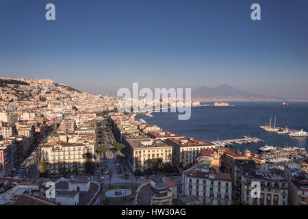 Napoli e il golfo di Napoli con il Vesuvio sullo sfondo, visto da Mergellina, Italia. Foto Stock