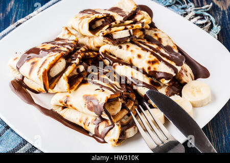 Crepes tradizionali con banana e crema di cioccolato Foto Stock