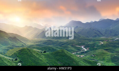 Strada di Montagna vista nel nord del Laos ampia e nuvoloso illuminazione bassa dopo la pioggia al mattino. Foto Stock