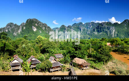 Il villaggio di vangvieng a lato del paese di Lao in chiaro sun con illuminazione blu del cielo. Foto Stock