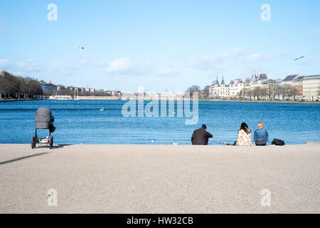 La gente del luogo di relax godendo di un inizio di giornata di primavera a Søerne (laghi) all'inizio della primavera, Copenhagen, Danimarca Foto Stock