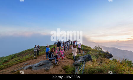 CHIANG RAI, Thailandia-OCT. 25 2016: gruppo di turistica prendendo foto e in attesa per il sorgere del sole su una nuvola scape sui picchi di montagne in inverno Foto Stock