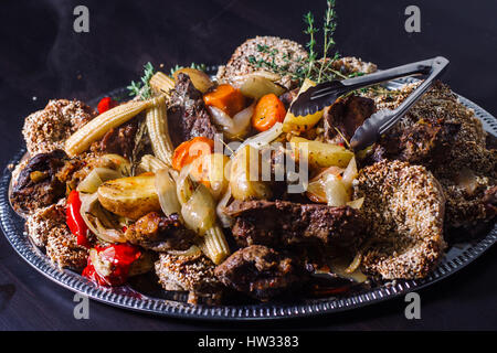 Grigliate di carne con patate bollite e verdure Foto Stock